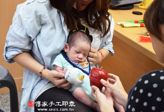 謝寶寶(台中北區嬰兒寶寶滿月剃頭理髮、免費嬰兒剃胎毛儀式吉祥話)。中國風會場，爸媽寶貝免費穿「日中韓」古裝禮服。專業拍照、DVD光碟、證書。★購買「臍帶章、肚臍章、胎毛筆刷印章」贈送：剃頭、收涎、抓周，三選一。 2015.11.15 照片7